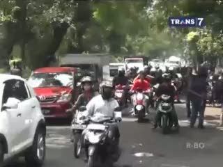 Minibus Tabrak Motor dan Pohon Lalu Terguling