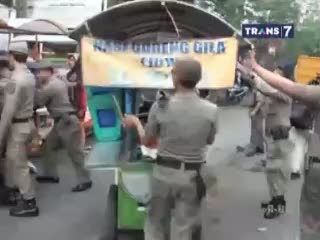 Satpol PP Bongkar Lapak di Kota Tua