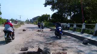Lubang Besar Hiasi Jembatan, Pengguna Jalan Lintas Selatan Cilegon Harus Waspada 