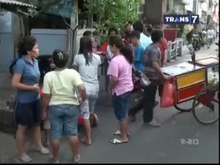 KDRT, Suami Pukul Istri dan Lempar Anak di Depan Umum