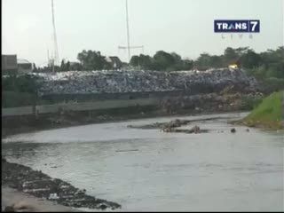 Tumpukan Sampah di Kali Pesanggrahan Mencapai 10 Meter