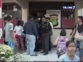 Warga Hancurkan Mobil Pelaku Tabrak Lari