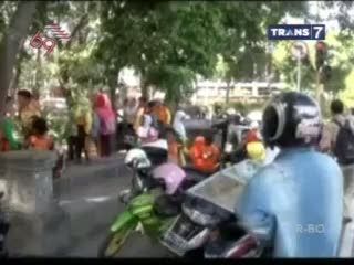Ratusan Siswa Histeris Diserang Tawon
