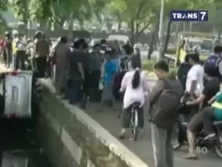 Diduga Gunakan HP, Mobil Terperosok