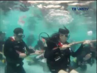 Unik! Begini Keseruan Lomba Tarik Tambang dalam Air