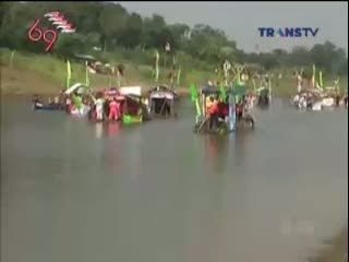 43 Rakit Hias Ikuti Perlombaan Susuri Sungai Citarum