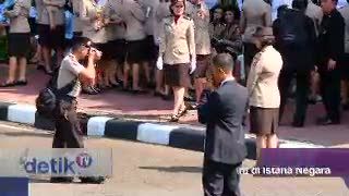 Ratusan Prajurit Asyik Foto Ria Jelang Upacara di Istana Negara