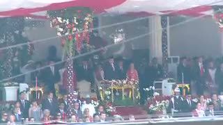 Hanya bisa Lihat Upacara dari Luar Pagar Istana, Warga Tetap Antusias