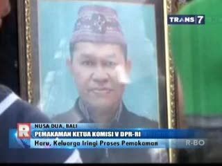 Haru Keluarga Iringi Proses Pemakaman Ketua Komisi V DPR-RI