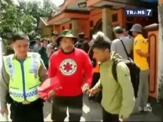 Polisi Turunkan Bendera Berlambang ISIS
