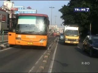 Terobos Busway, Pemotor Ditubruk Transj