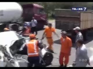 Evakuasi Sopir Terjepit dalam Kecelakaan Beruntun