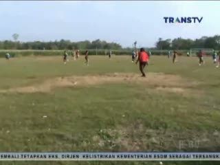 Aksi Lucu Waria Bermain Bola