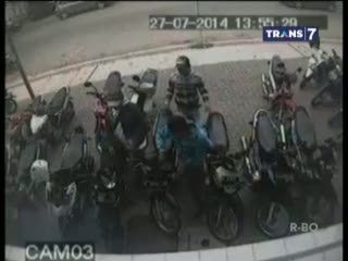 Sejumlah Preman Terekam CCTV Memukul Penjaga Warnet