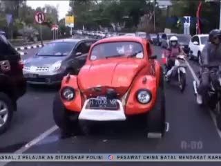 Mobil Gubernur Ditabrak WN Prancis