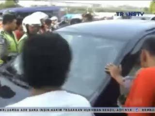 Warga Hajar Pencuri dan Mobil Pelaku