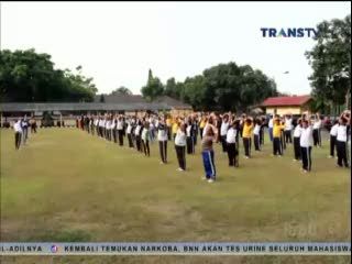 Polisi Gendut Sulit Ikuti Gerakan Senam