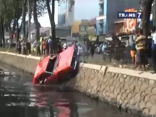 Akibat Ngantuk Mobil Nyebur Kali