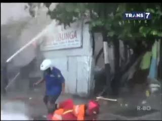 Petugas Damkar Terhantam Selang