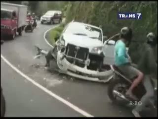 Mobil WNA Pengantin Baru Ringsek Menabrak Mobil Box