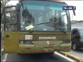 Tabrakan Beruntun Libatkan Dua Bus Transj dan Minibus