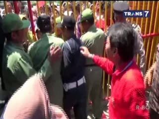 Aksi Dorong Warnai Pembagian Beras Gratis