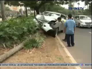 Sopir Ugal-ugalan, Minibus Tabrak Pohon
