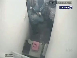 Aksi Perampokan Bank Swasta Terekam CCTV