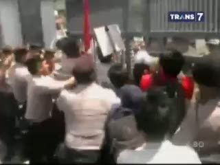 Pelantikan Anggota DPRD Diwarnai Kericuhan