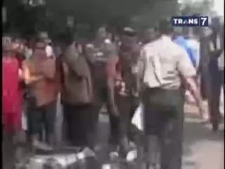 Motor yang Dikendarainya Menghantam Truk, Kakak Beradik Tewas