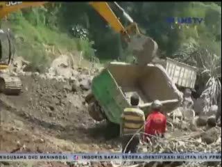 Satu Tewas dan 6 Truk Tertimbun Longsor