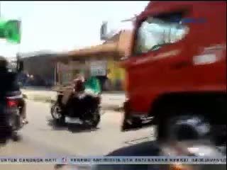 Aksi Mahasiswa Bajak Truk BBM