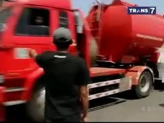 Warga Hadang Truk BBM Pertamina