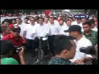 Kemeja Putih Kesayangan Jokowi