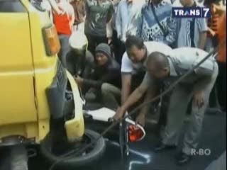 Truk Tabrak Motor, Korban Terseret Hingga 20 Meter