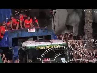 Bantu Bayar Hutang Kota, Ribuan Orang Rela Bayar demi Ikut Perang Tomat 