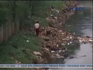 Lebar Ciliwung Menyempit, Bangunan Pinggir Sungai Dibongkar