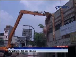 Meski Diprotes, Bangunan di Bantaran Ciliwung Dibongkar