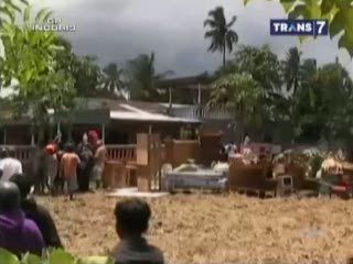 Eksekusi 14 Rumah Diwarnai dengan Peleparan Batu dan Molotov