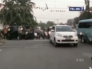 Acuhkan Sirene, Begini Kondisi Minibus Mewah yang Dihantam Kereta