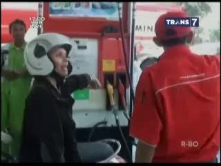 Video Amatir: Florence Bersitegang dengan Petugas SPBU Saat Antre BBM