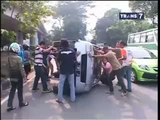Gara-gara Kopi Panas, Mobil Terbalik