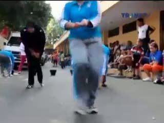 Seru! Polwan dan Ibu Bhayangkari Lomba Jepit Terong dan Tangkap Belut