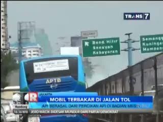 Mobil Terbakar di Jalan Tol
