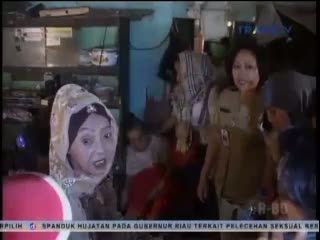 Rumah Hendak Dibongkar, Seorang Nenek Mendadak Sakit