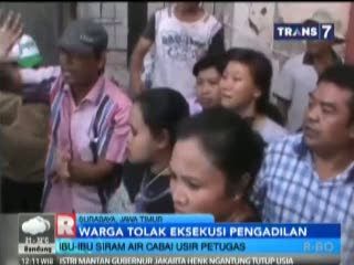 Tolak Eksekusi Lahan, Ibu-ibu Siram Air Cabai ke Petugas