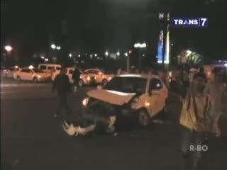 WN Korea Mabuk, Terabas Lampu Merah dan Tabrakan