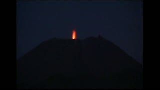 Fotografer Berburu Lava Pijar Gunung Slamet