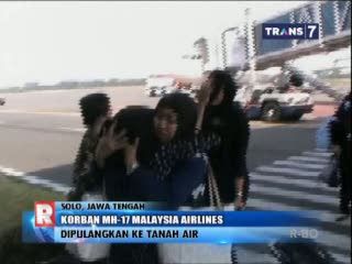 Isak Tangis Warnai Kedatangan Jenazah Korban MH17 di Solo