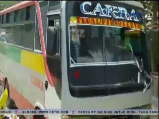 Nyalip Tuk, Sepeda Motor Tertabrak Bus 